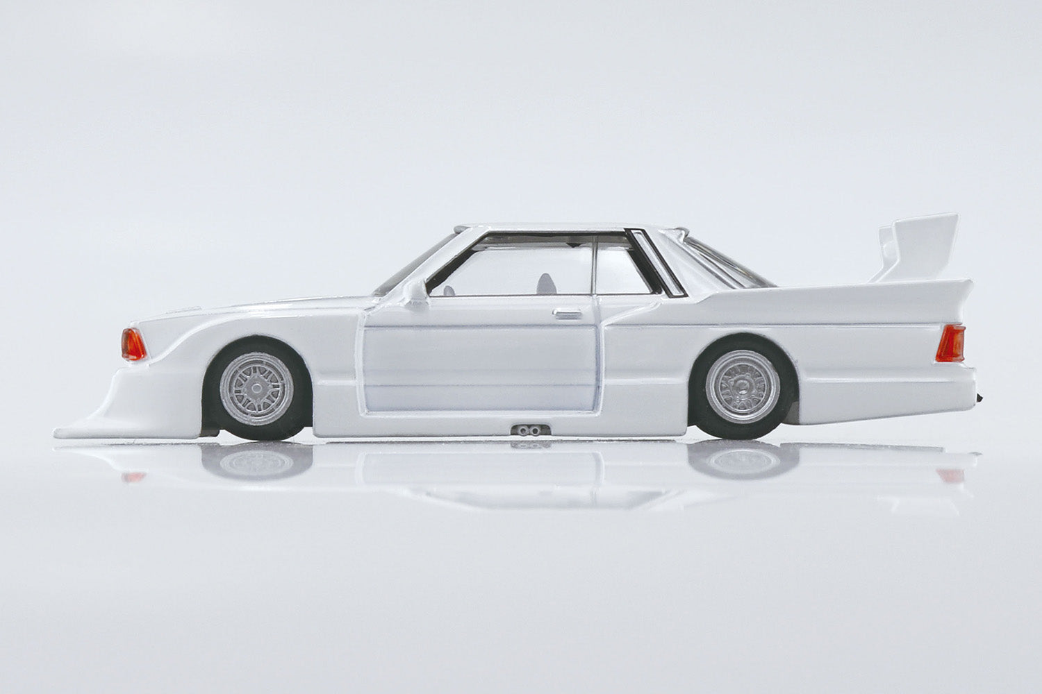 Tomica Limited Vintage Neo 1/64 TLV-N185d Nissan Bluebird SSS-R Team Calsonic in Tomica Limited Vintage Neo 1/64 TLV-N185d Nissan Bluebird SSS-R Team Calsonic in