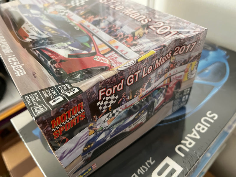 REVELL - 1/24 Ford GT LeMans 2017 Race Car *Dented Box
