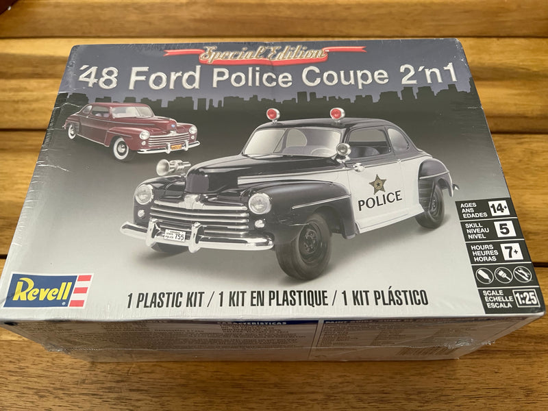 REVELL - 1:25 Scale 48 Ford Police Coupe 2 n 1